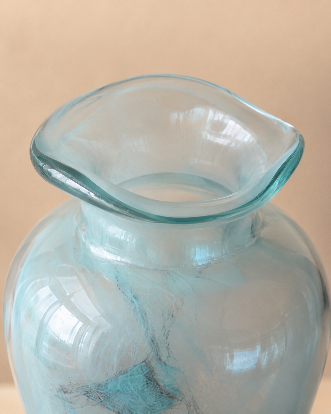 Nela Aqua Vase rim and opening detail