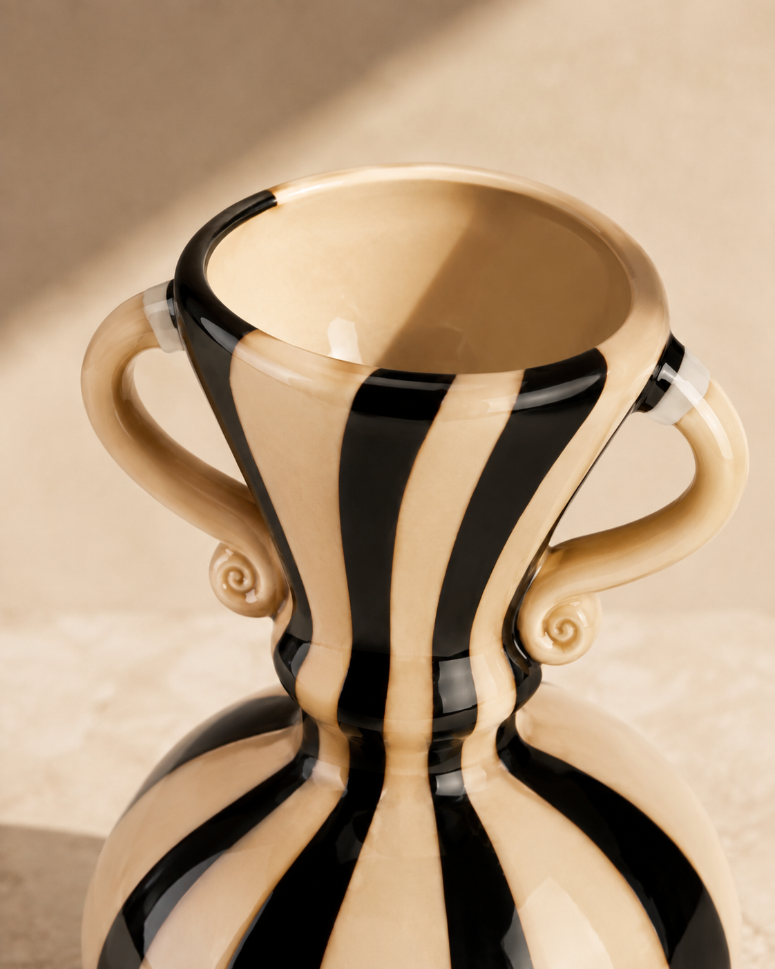 Nela Ribbon Vase rim and opening detail