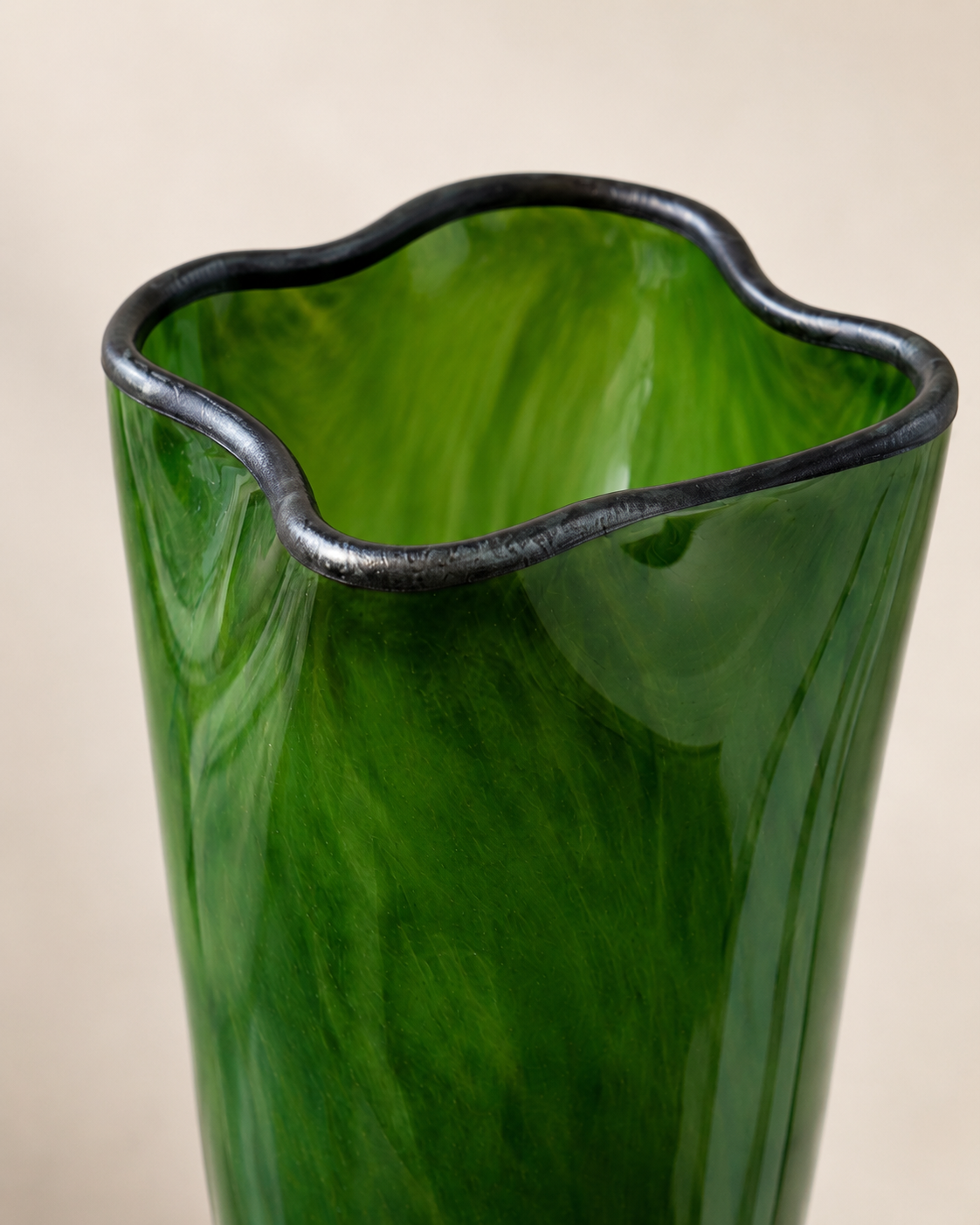 Nela Emerald Vase rim and opening detail