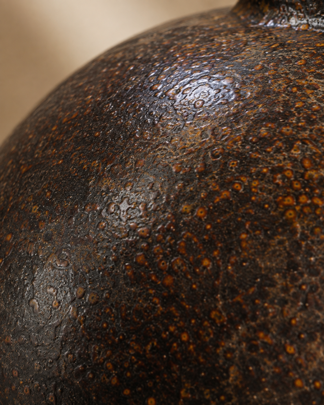 Sora Umber Vase close-up showing mottled brown and umber tones