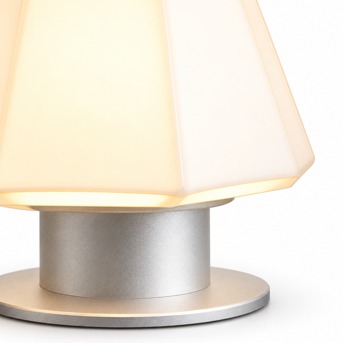 Vale Metal Table Lamp short cylindrical support and round foot