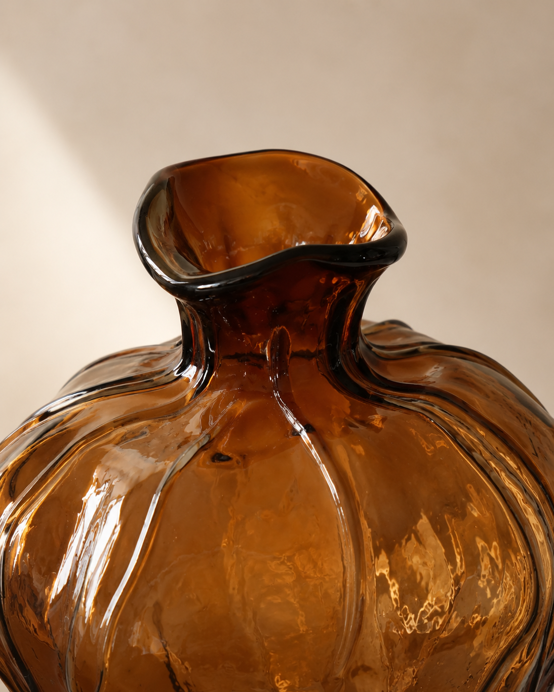 Mina Amber Vase rim and opening detail