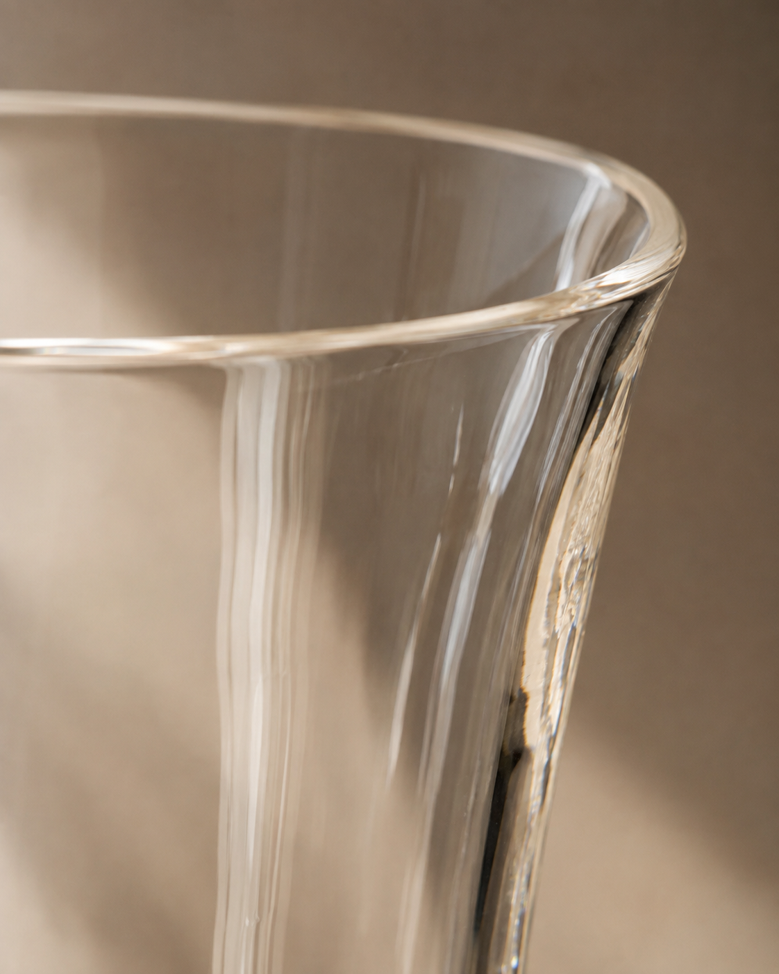 Yara Stem Vase close-up showing clear appearance